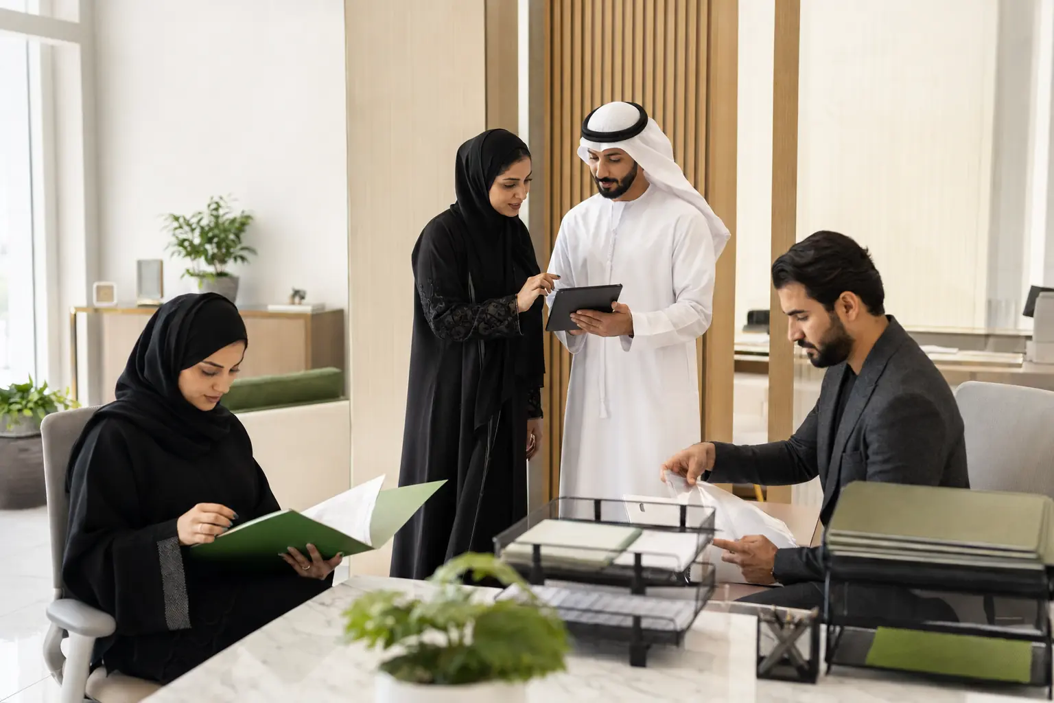 فريق توفيق يعمل على تجهيز ومراجعة معاملات العملاء