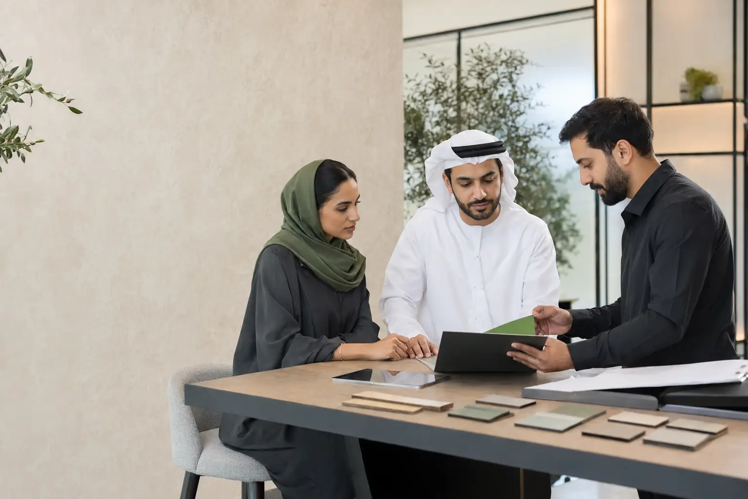 أصحاب أعمال إماراتيون يراجعون ملف معاملة تجارية